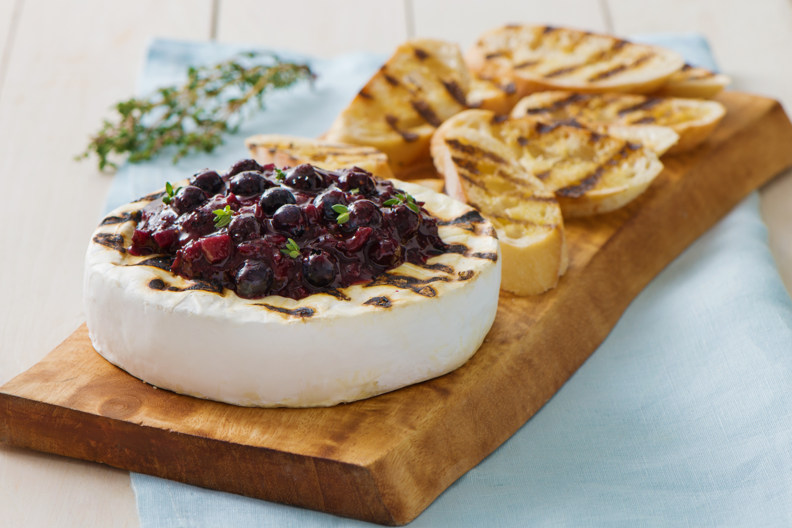 Brie rôti avec chutney aux figues et aux fruits des champs